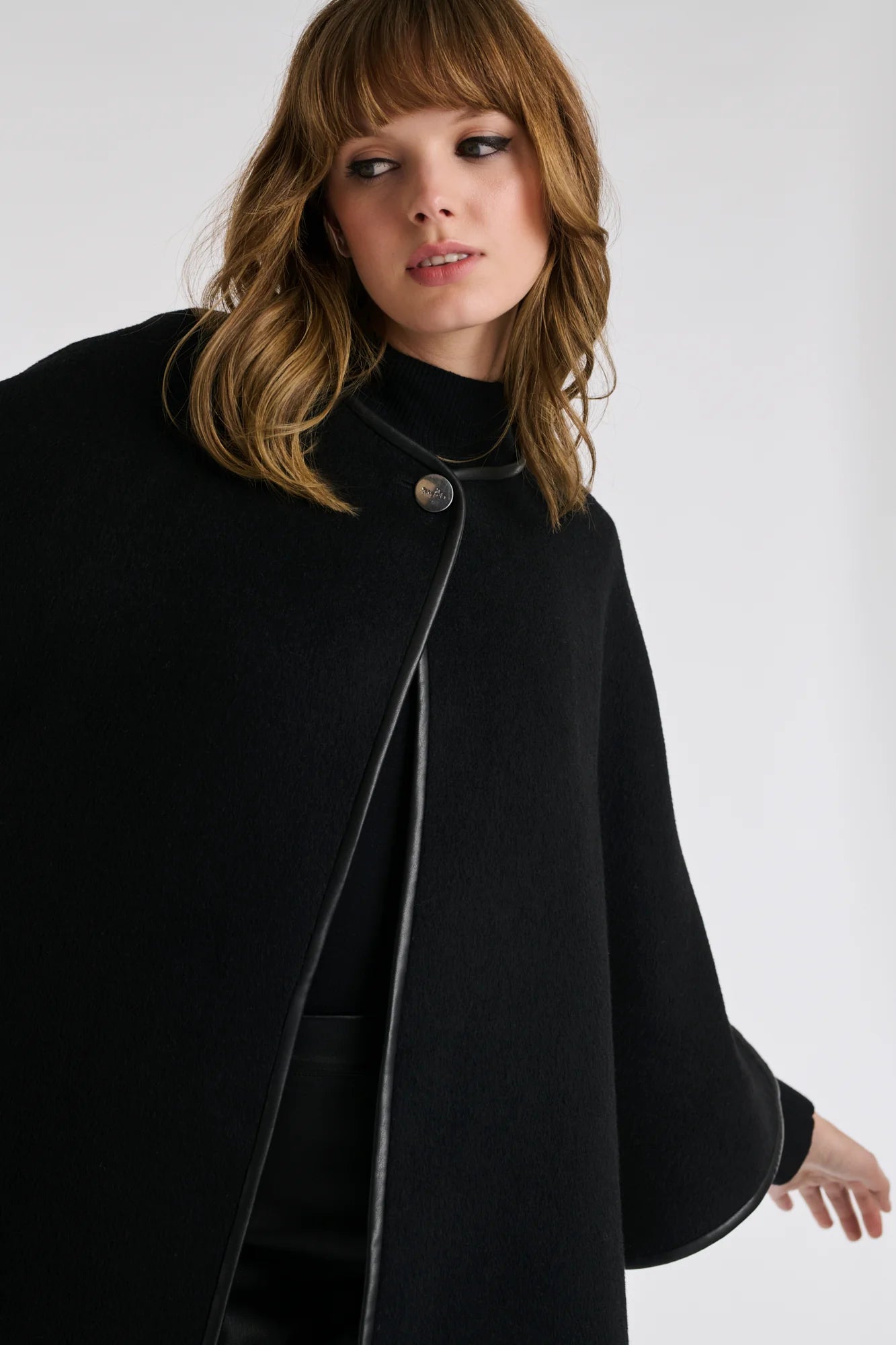 Reversible Wool Cape – A Refined Finishing Layer
