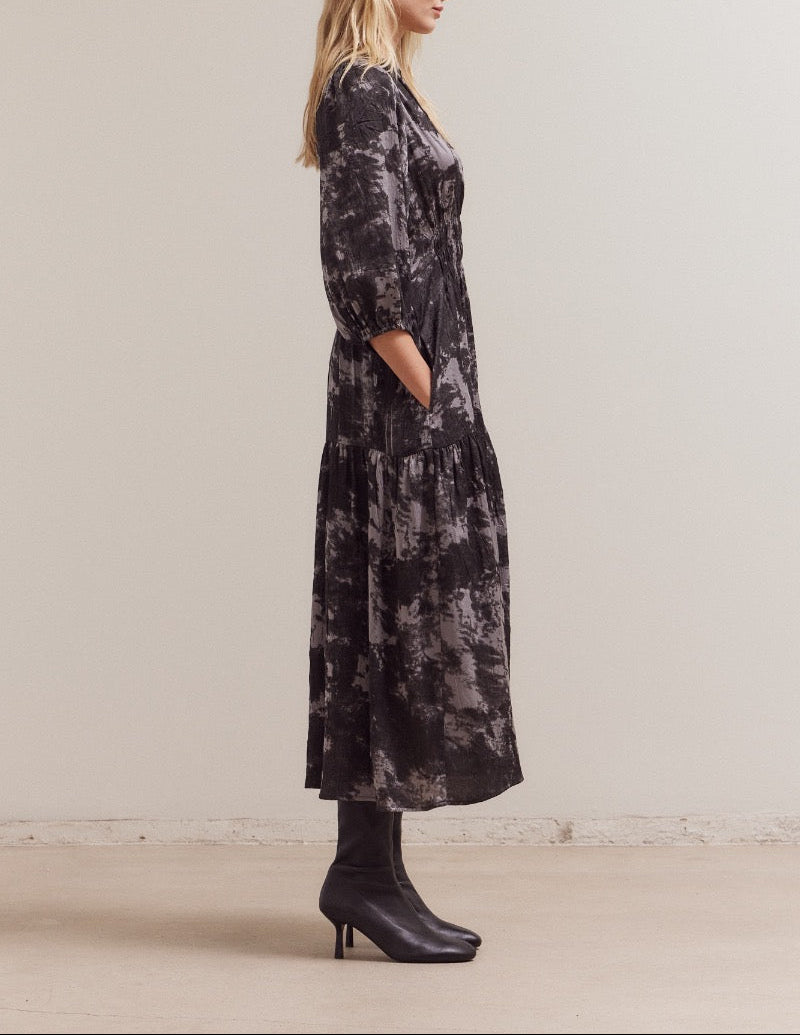 Fawn floral 3/4 sleeve printed midi dress by GRADE & GATHER, featuring a flowy silhouette and stylish patterns.